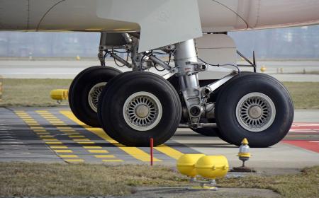 Aircraft landing gear assembly