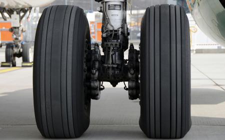 Aircraft main landing gear wheels
